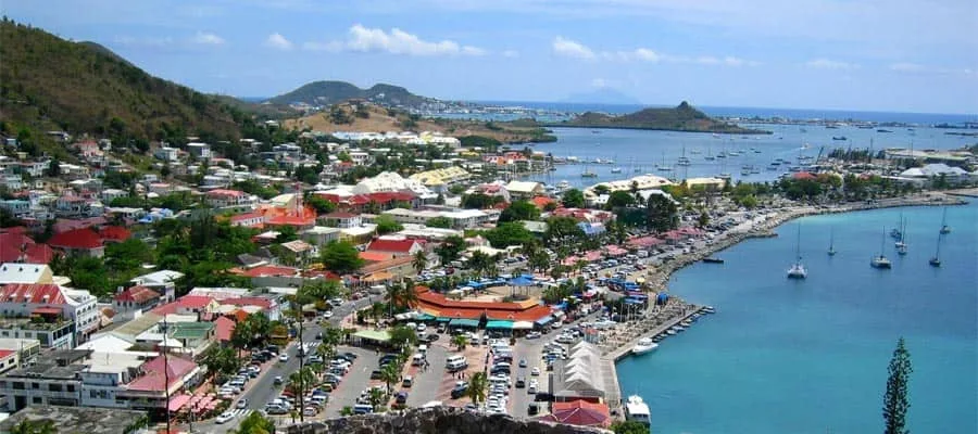 Kreuzfahrtschiff an der Bucht von Philipsburg auf St. Maarten