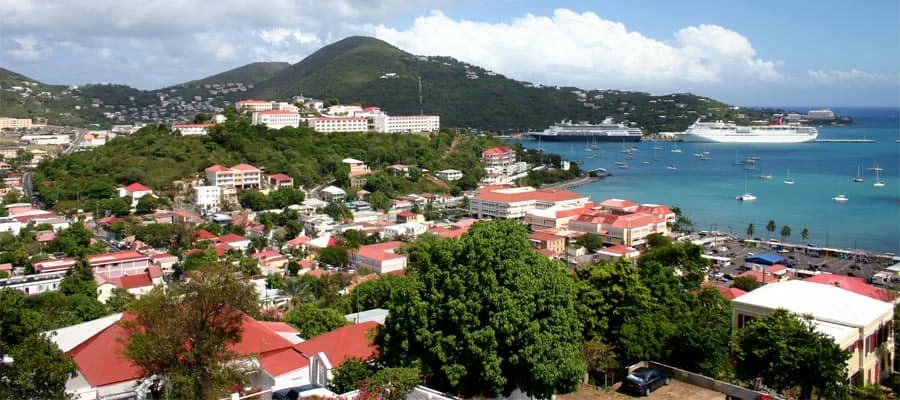 Blick über den Hafen von Charlotte Amalie auf St. Thomas