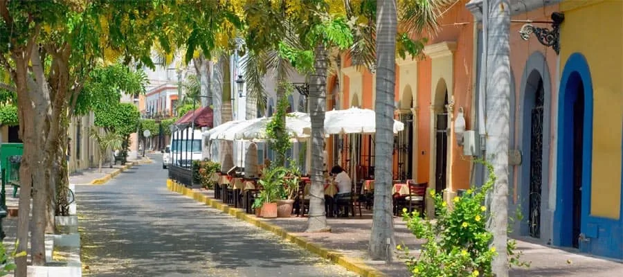 Promenade und Altstadt von Mazatlán am Pazifik