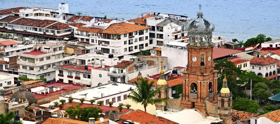 Kirchturm und rote Dächer über der Bucht von Puerto Vallarta