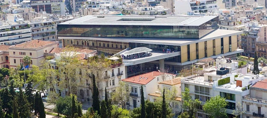 Die Akropolis von Athen über den Dächern der Stadt