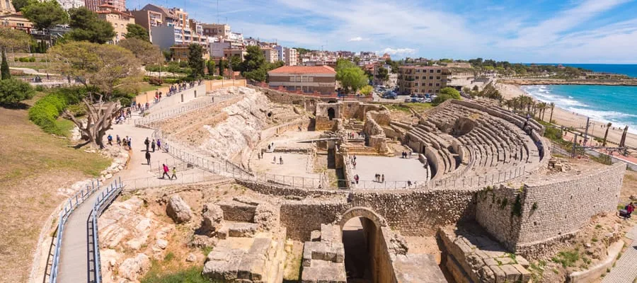 Römisches Amphitheater über dem Meer in Tarragona