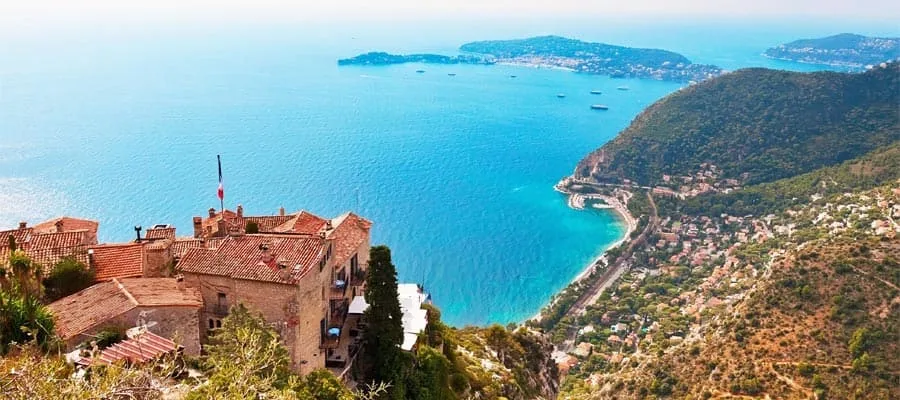 Küstenpromenade und Bucht an der Côte d'Azur