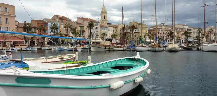 Hafen von Marseille mit der Basilika auf dem Hügel