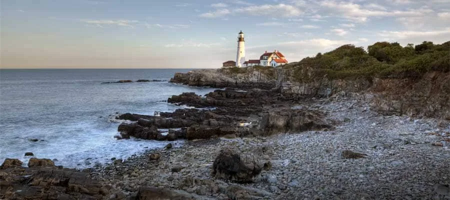 Leuchtturm auf den Klippen bei Portland, Maine