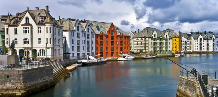 Jugendstilhäuser am Wasser in Ålesund