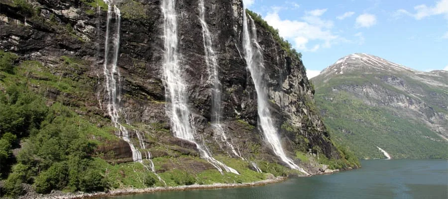Wasserfall und steile Felswände im Geirangerfjord