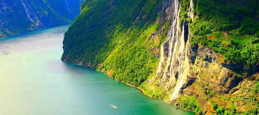 Türkiser Schmelzwassersee vor einer Gletscherzunge bei Olden