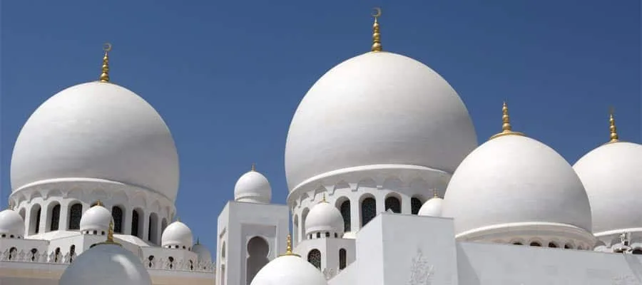 Weiße Kuppeln der Scheich-Zayid-Moschee in Abu Dhabi