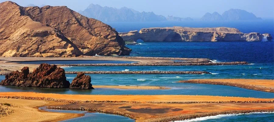 Zerklüftete Felsküste der Musandam-Halbinsel im Oman