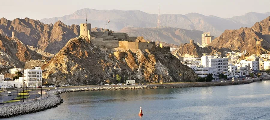 Altstadt von Maskat mit Fort auf dem Felsen über der Bucht