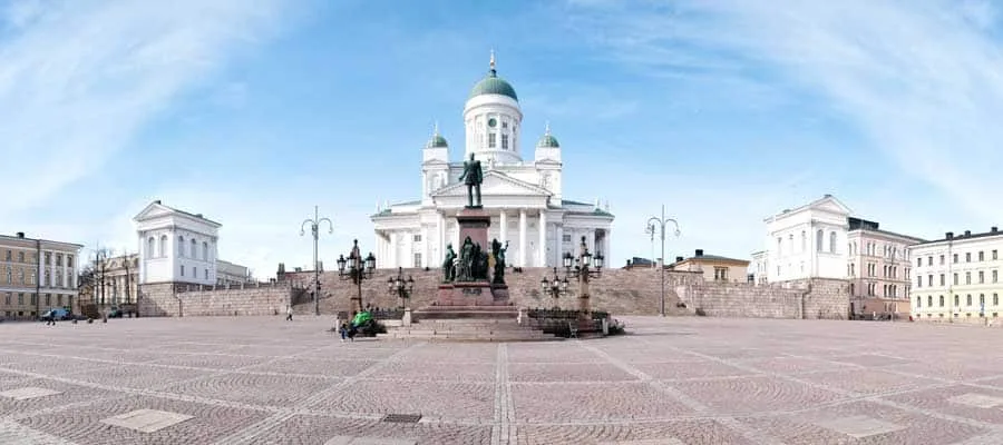 Der weiße Dom über dem Senatsplatz in Helsinki
