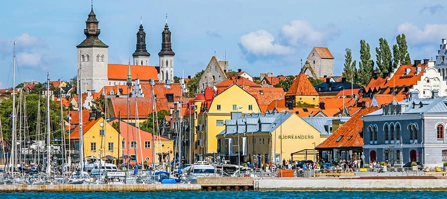 Mittelalterliche Stadtmauer und Kirchenruine in Visby
