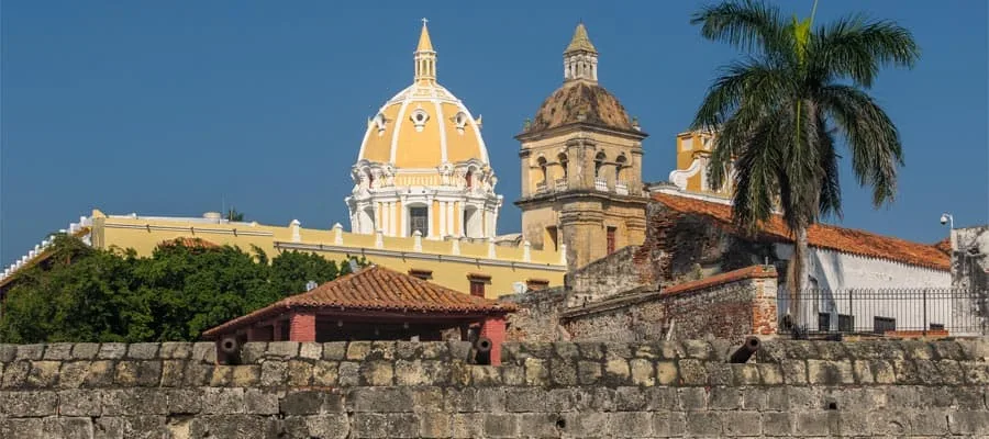 Kolonialgebäude mit Balkonen in der Altstadt von Cartagena