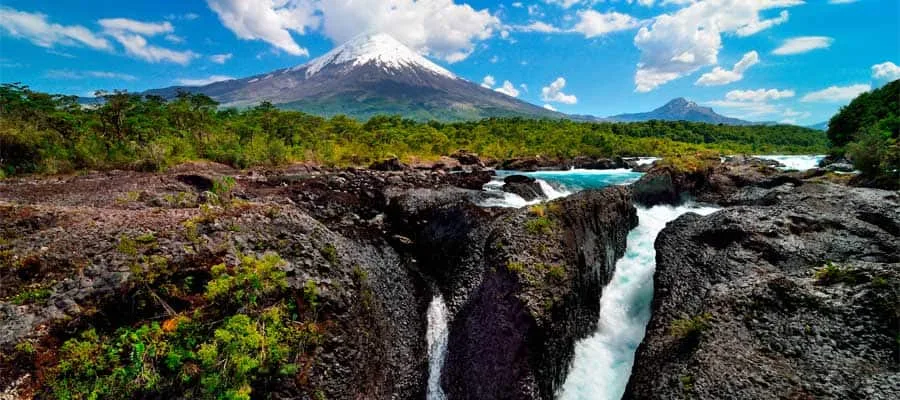 Symmetrischer Vulkan über einem See in Südchile