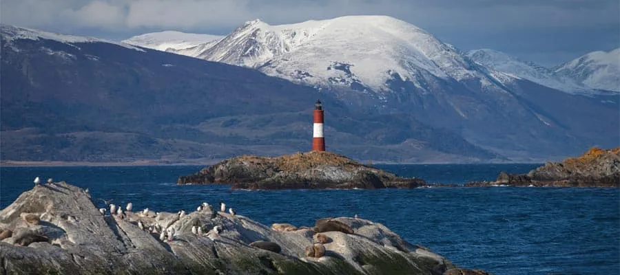 Bunte Häuser von Ushuaia vor schneebedeckten Bergen