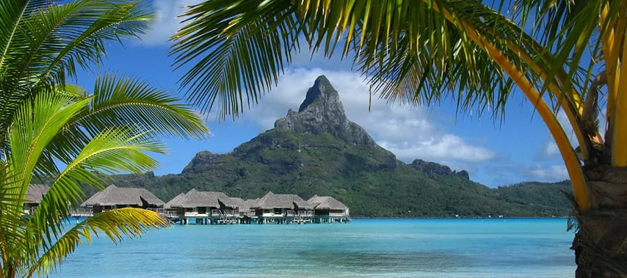 Türkise Lagune mit Bergkegel auf Bora Bora