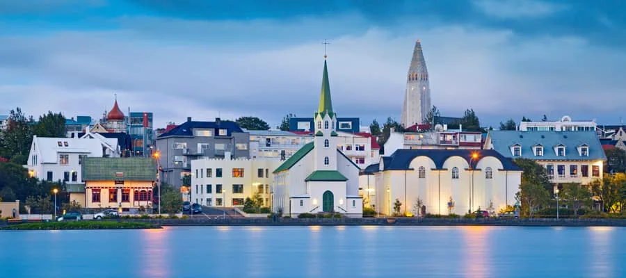 Bunte Hafenstadt am Rand eines nördlichen Meeres